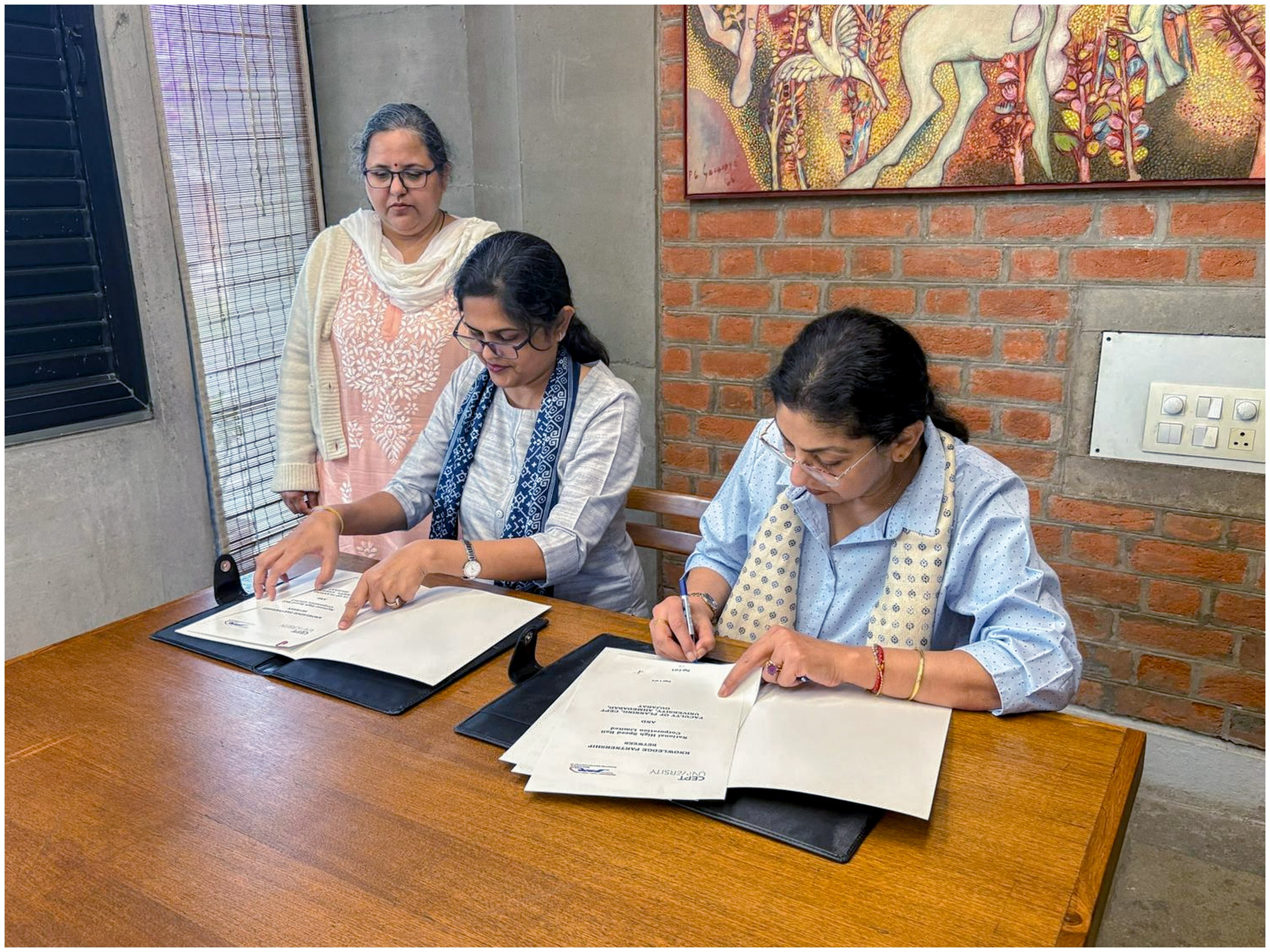 मुंबई-अहमदाबाद बुलेट ट्रेन स्थानकांभोवतीच्या नगर नियोजन आणि रचनाविषयक उपायांचा विस्तार करण्यासाठी, अहमदाबाद येथील 'CEPT विद्यापीठा'सोबत 'ज्ञान भागीदारी' (Knowledge Partnership) सामंजस्य करार.